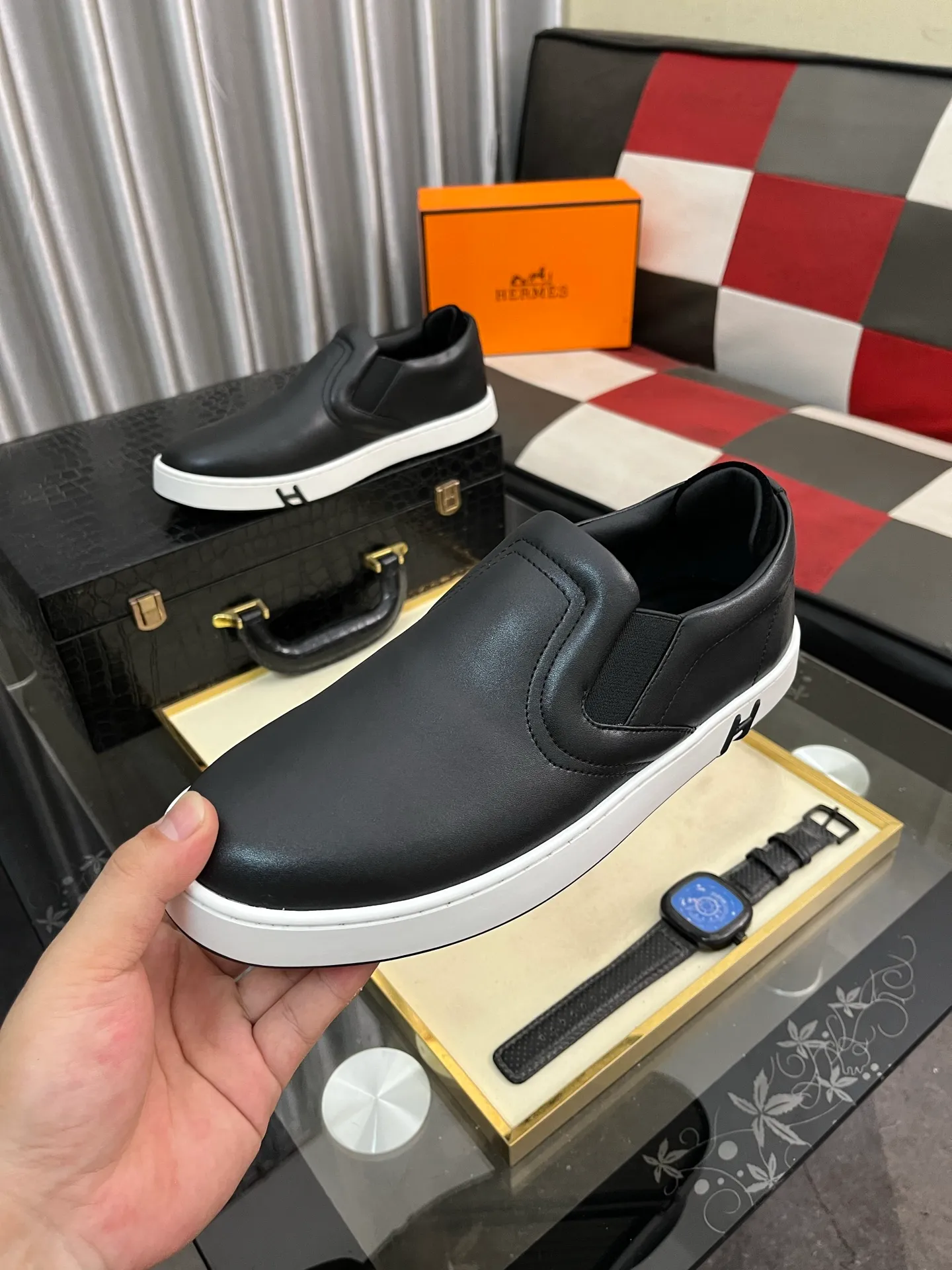 Men's Men's Shoes💰458⌚️⌚️HERMES/Hermès Hugo sneakers are casual men's shoes. These sneakers are made of imported first-layer cowhide leather and breathable mesh design. The contrasting color design creates a dynamic and modern shape. The front end of the toe is decorated with natural-color rubber inlays, making it novel and fashionable. The texture is incomparable, with cowhide lining and cowhide foot pads, the upper foot is comfortable and breathable, and the rubber sole is decorated with geometric patterns and iconic "H" details. A very personal one! Size: 38-44